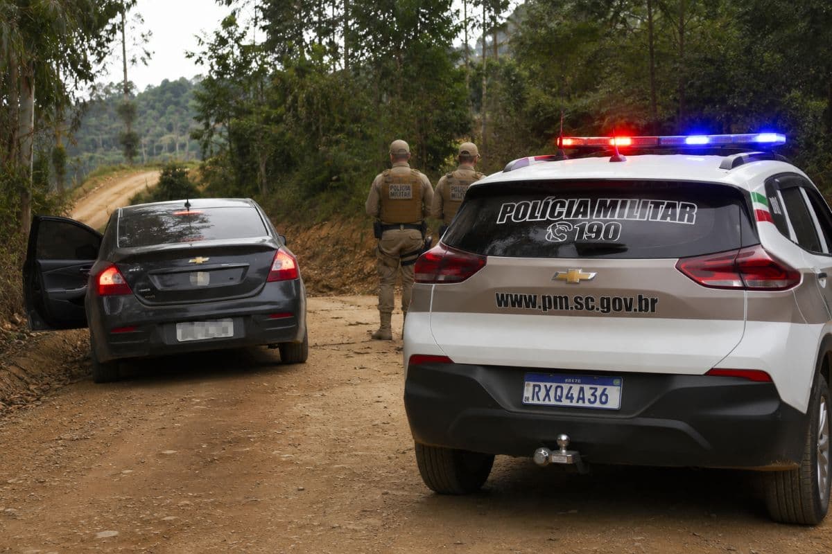 Mulher sequestrada em Major Gercino é encontrada amarrada e ferida em carro em Biguaçu