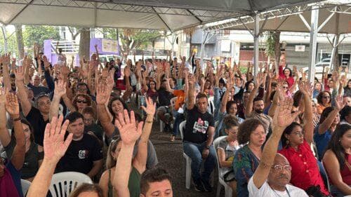 O avanço da privatização da educação no Brasil: do leilão de Zema ao desmonte da rede municipal em BH - Sind-REDE