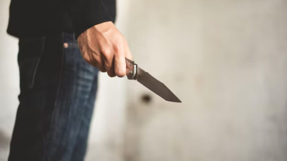 Discussão política em bar resulta em homem esfaqueado em Itapema; suspeitos foragidos