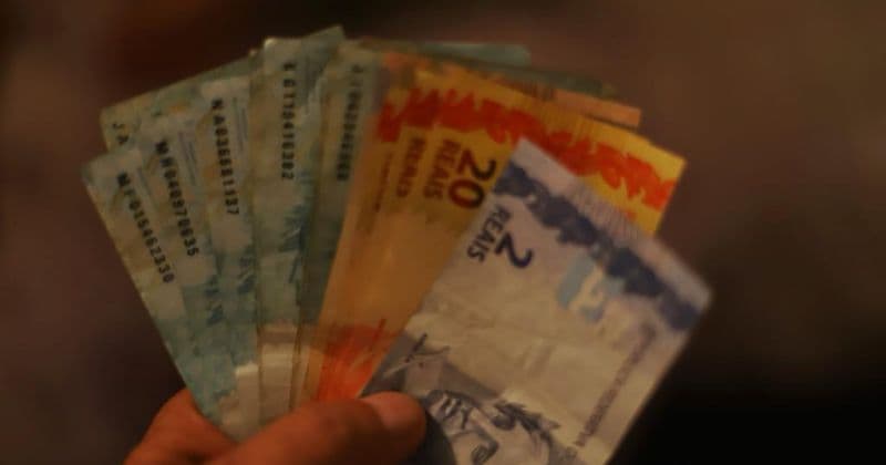 Economista da UFRJ prevê recessão com plano de Flávio Bolsonaro e critica cortes de R$ 300 bilhões