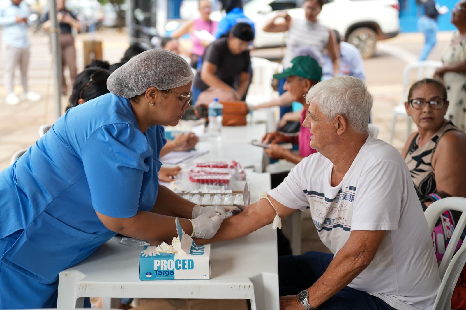População recebe atendimentos e orientações sobre saúde renal na Praça Brasil