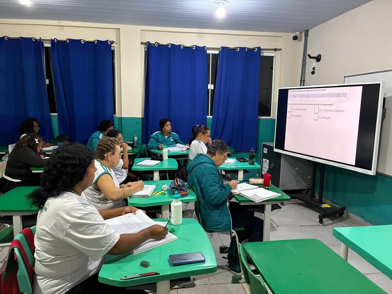 Saquarema é destaque nacional em Educação de Jovens e Adultos com crescimento expressivo de matrículas