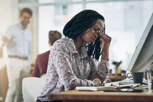 Sobrecarga de trabalho e jornada dupla agravam saúde mental das mulheres no Brasil